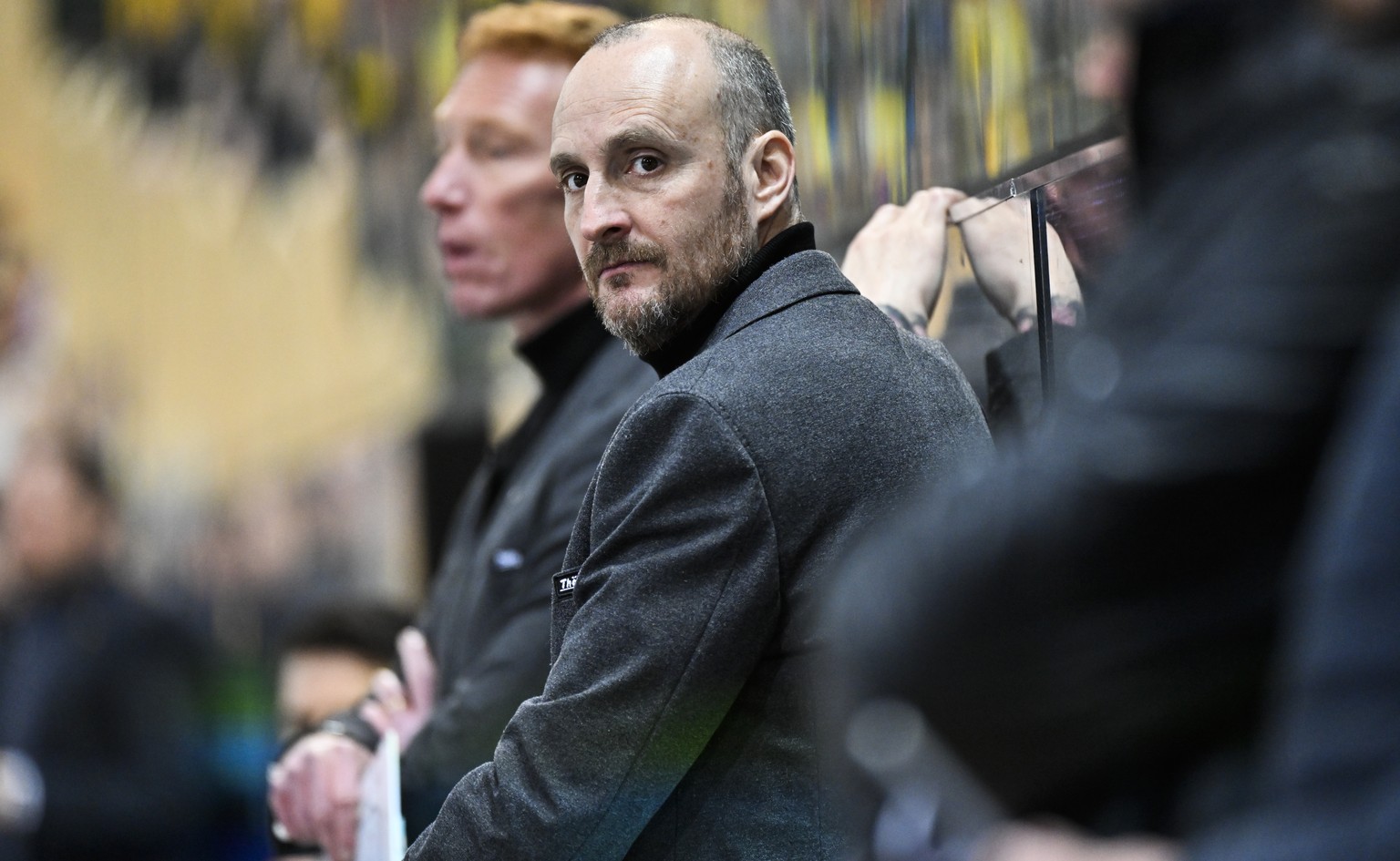 Davos&#039; Headcoach Christian Wohlwend in Spiel 2 des Playoff 1/4 Final Eishockeyspiels der National League zwischen dem HC Davos und den Rapperswil-Jona Lakers, am Sonntag, 27. Maerz 2022, im Eisst ...