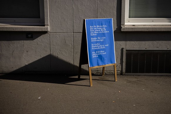 Jüdinnen und Juden danken Kampfsportlern für deren mutigen Einsatz mit einer Tafel am Tatort.