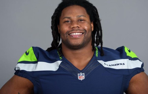 Ein strahlender Cohen präsentiert sein neues Seahawk-Trikot.