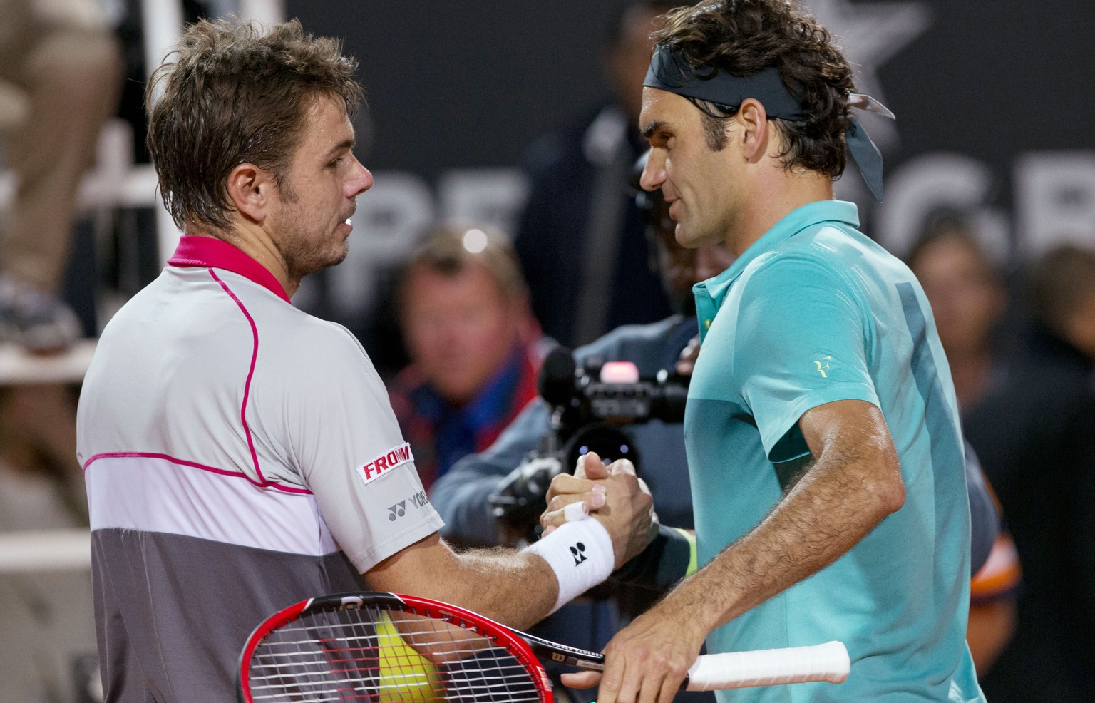 ZUM SCHWEIZER DUELL ZWISCHEN ROGER FEDERER UND STAN WAWRINKA IM HALBFINAL DER AUSTRALIAN OPEN 2017 STELLEN WIR IHNEN FOLGENDES BILDMATERIAL ZUR VERFUEGUNG - Roger Federer, of Switzerland, right, salut ...