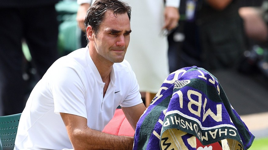 epa06091238 Roger Federer of Switzerland celebrates his victory over Marin Cilic of Croatia in the men&#039;s final of the Wimbledon Championships at the All England Lawn Tennis Club, in London, Brita ...