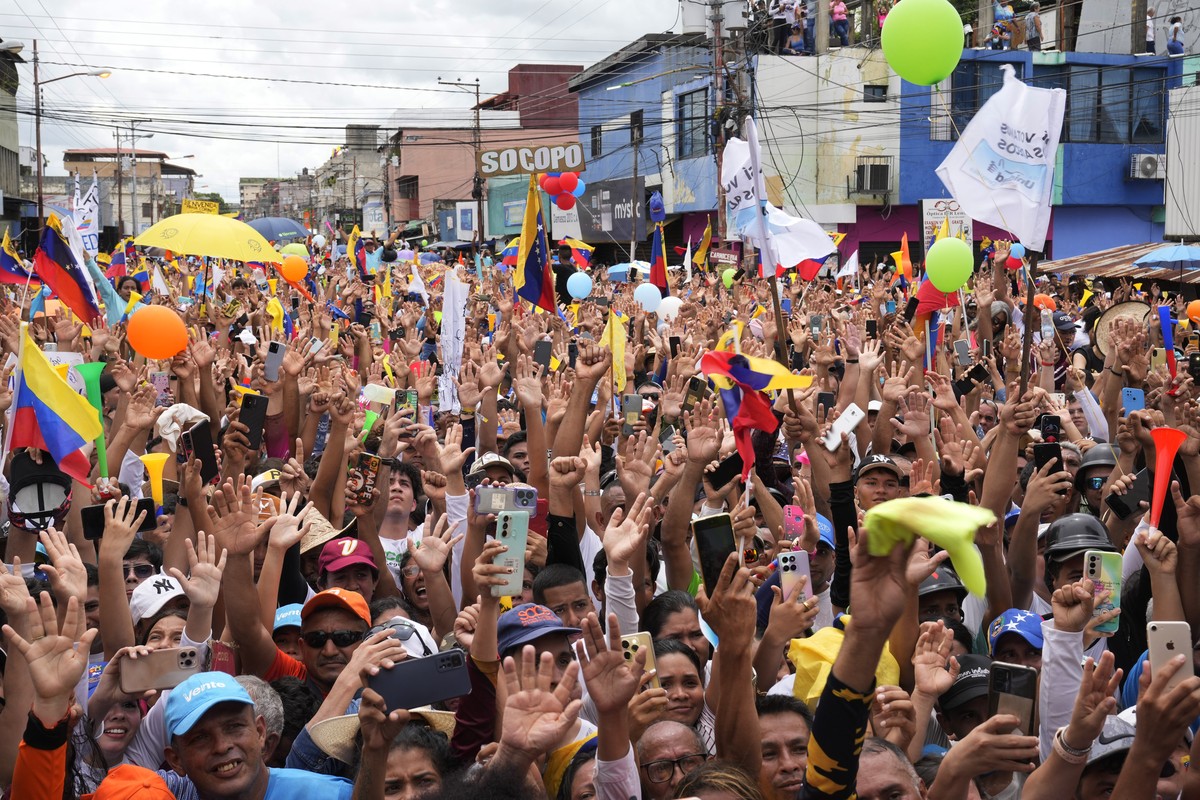 Supporters of opposition presidential candidate Edmundo Gonzalez raise their hands in unison at a campaign rally in Barinas, Venezuela, Saturday, July 6, 2024. (AP Photo/Ariana Cubillos)
Edmundo Gonza ...