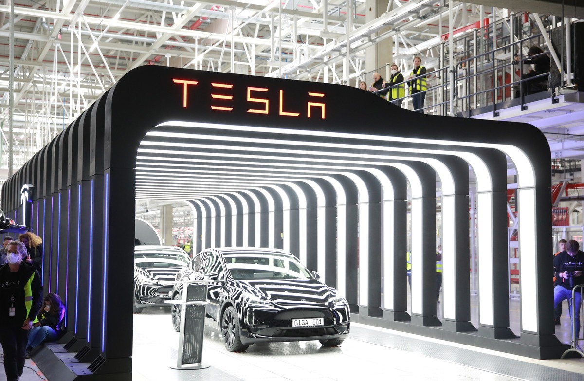 epaselect epa09842006 Tesla vehicles are on display during the opening day of the Tesla 'Gigafactory' in Gruenheide near Berlin, Germany, 22 March 2022. German Chancellor Olaf Scholz is also ...