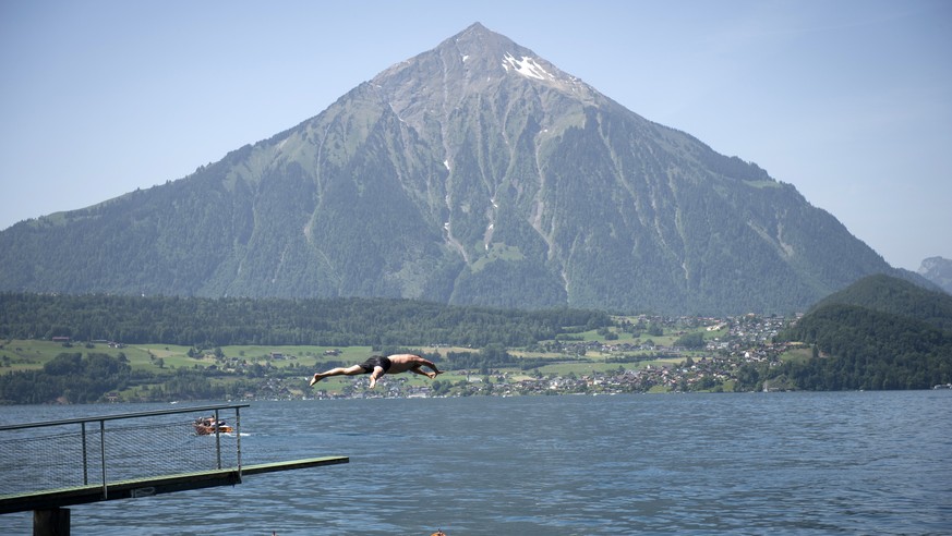 Wolfgang springt in den Thunersee, im Strandbad Merligen, im Hintergrund der Niesen, am Montag, 9. Juni 2014, in Merligen. (KEYSTONE/Gian Ehrenzeller)