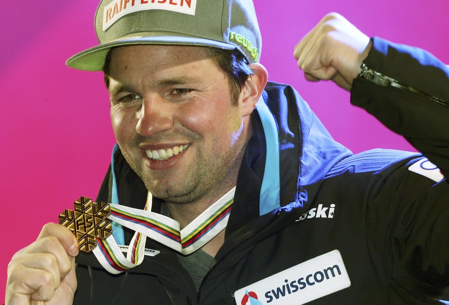 Alpine Skiing - FIS Alpine Skiing World Championships - Men&#039;s Alpine Downhill - St. Moritz, Switzerland - 12/2/17 - Beat Feuz of Switzerland displays his gold medal. REUTERS/Stefano Rellandini