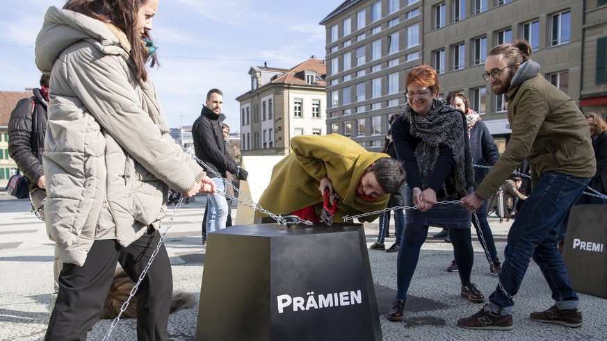 Barbara Gysi, Nationalraetin SP-SG, Vizepraesidentin SP Schweiz, Mitte, bei einer Aktion anlaesslich der Lancierung der Praemien-Entlastungs-Initiative, am Dienstag, 26. Februar 2019 in Bern. (KEYSTON ...