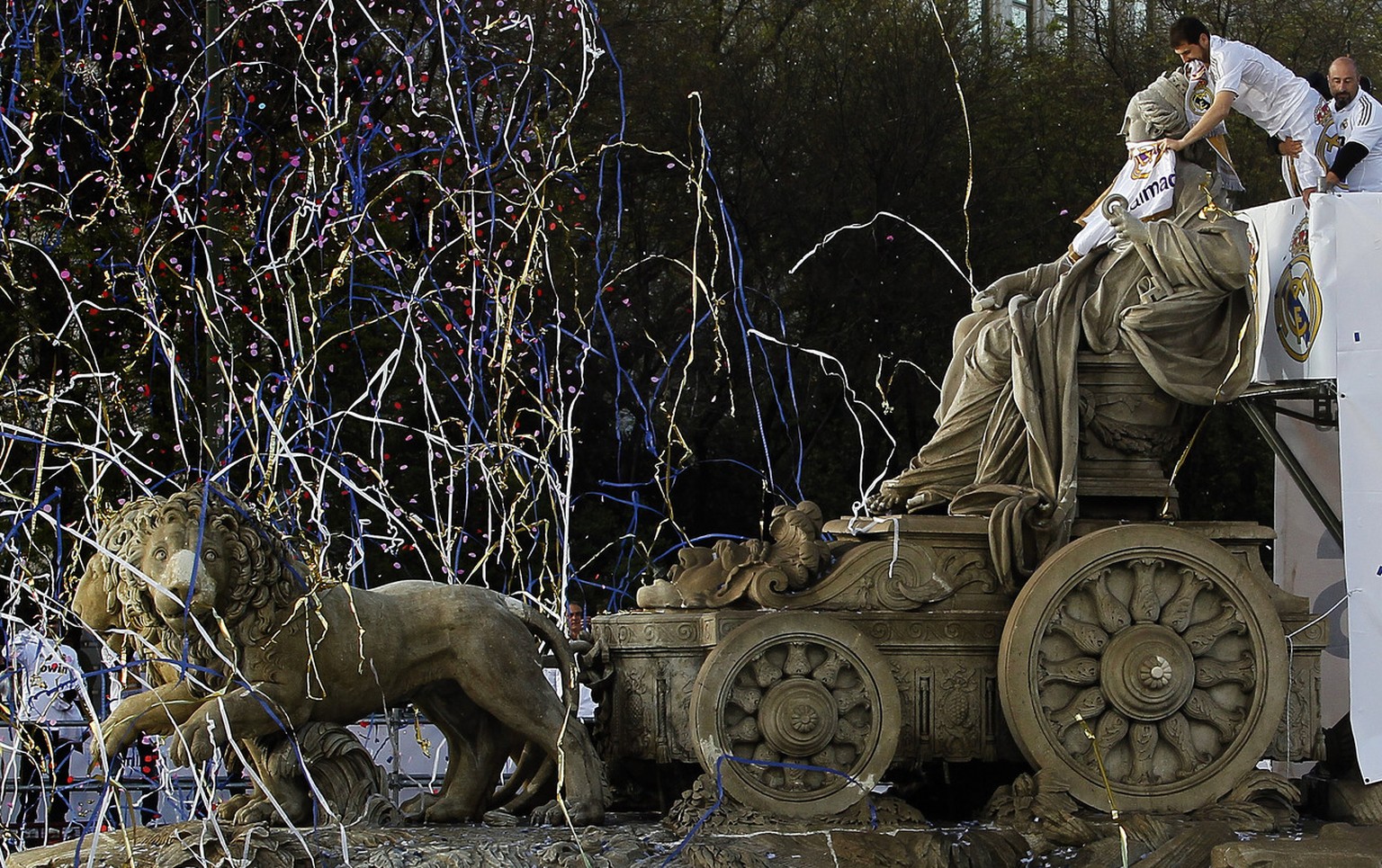 Real Madrid feiert den Titel 2012 auf dem Cibeles-Brunnen.