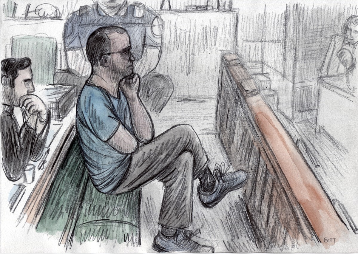 GERICHTSZEICHNUNG - Un dessin montre Fabrice A., meurtrier presume d'Adeline, centre, sur le banc des accuses entoure d'un policier et de son avocat Me Leonardo Castro, gauche, dans la salle ...