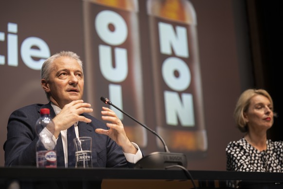 Fabrice Zumbrunnen, Praesident der Generaldirektion MGB, spricht neben Ursula Nold, Praesidentin der Verwaltung MGB, an einem Point de presse der Migros zum Entscheid des Alkohol-Verkaufs, am Donnerst ...