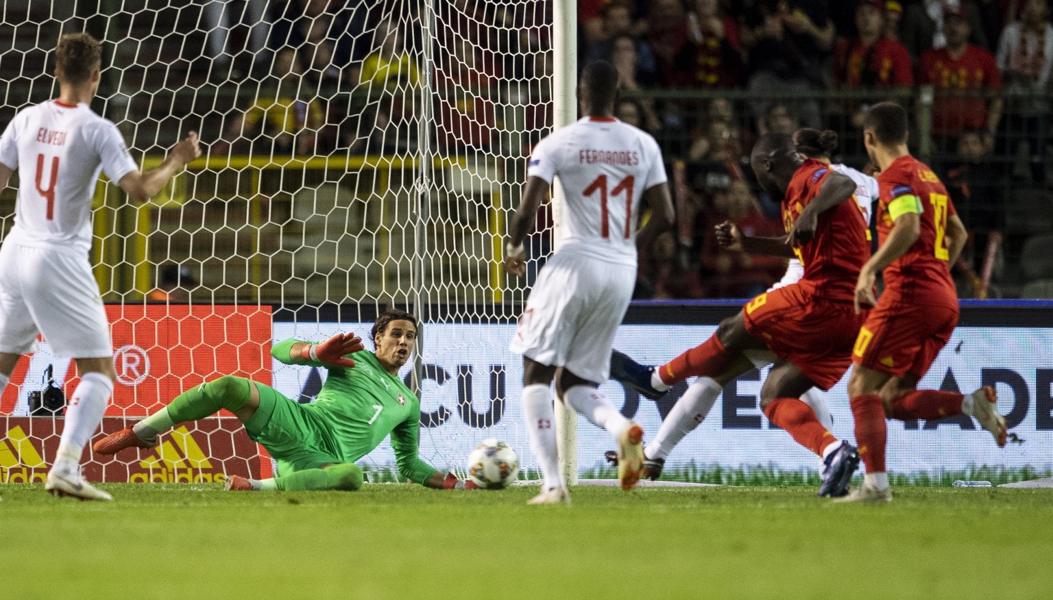 epa07089466 Switzerland&#039;s goalkeeper Yann Sommer (2-L) in action against Belgium&#039;s Romelu Lukaku (2-R) during the UEFA Nations League soccer match between Belgium and Switzerland at the King ...