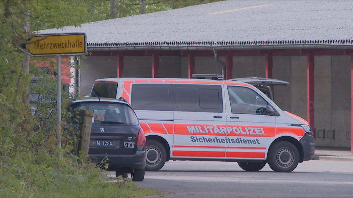 Des véhicules étaient déjà sur place, notamment de la police militaire.