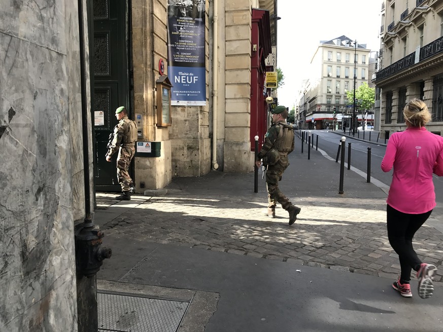 Hohe Militärpräsenz vor den Wahllokalen.