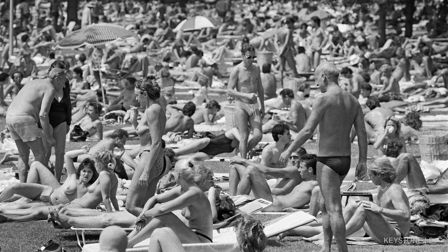 On Saturday, July 11, 1987, the Tiefenbrunnen bathhouse on Lake Zurich had a record number of visitors for the first time this season.  Five thousand swimmers found their spot on the meadow and wow...