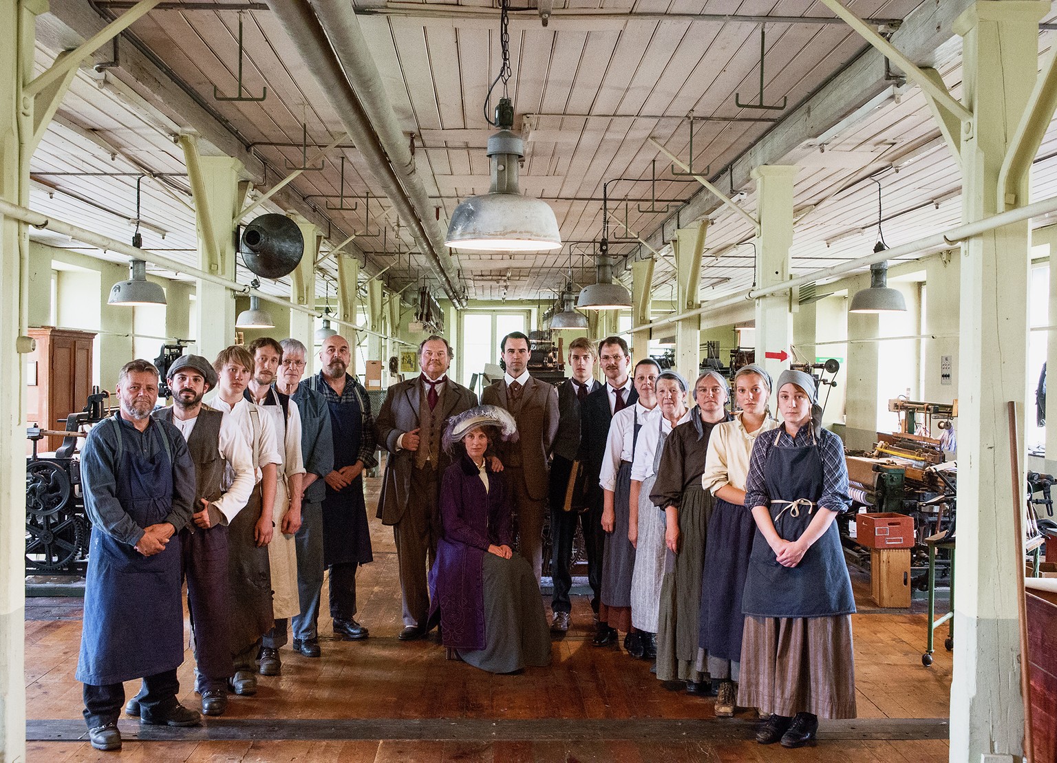 So sah es 1914 in der Weberei Grünthal in Bauma aus. Jedenfalls in der Fantasie von SRF. Gruppenbild mit Direktorenfamilie und Arbeitern.