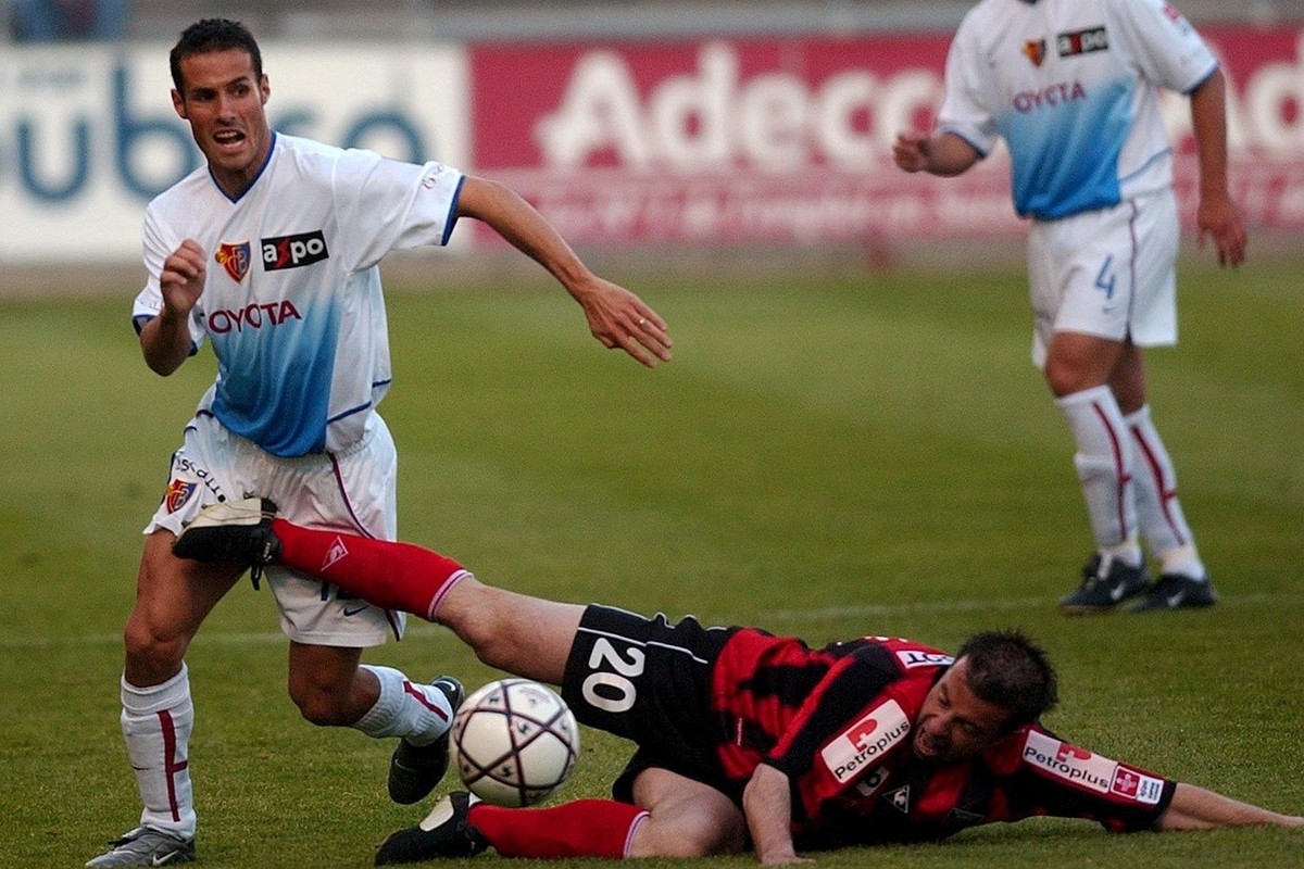A gauche Sebastien Barberis du FC Bale aux prises avec a terre a droite Sebastien Zambaz de Xamax, lors de la rencontre entre Neuchatel Xamax et le FC Bale, au stade de la maladiere de Neuchatel, ce m ...