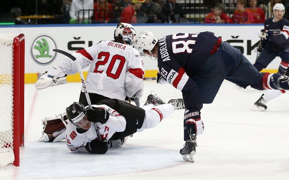 Mit vereinten Kräften hindern die Schweizer NHL-Spieler Berra und Josi die Amerikaner in dieser Szene an einem Treffer.