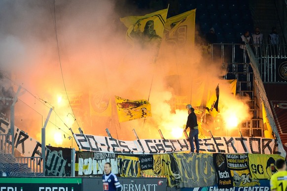 YB-Fans zünden Pyrotechnik im Gästesektor der Luzerner Swissporarena.&nbsp;