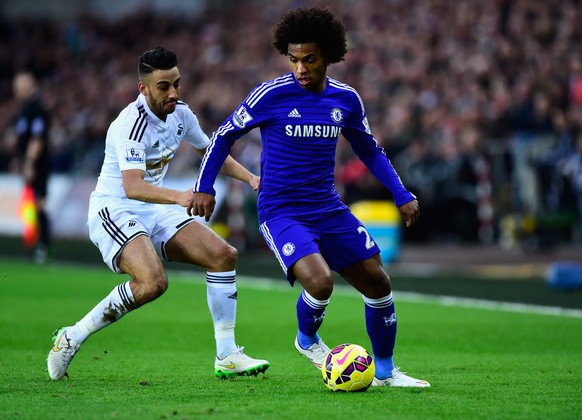 Neil Taylor im Dress von Swansea gegen Willian vom FC Chelsea.