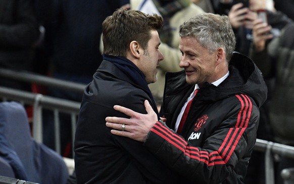 epa07280507 Tottenham Hotspur&#039;s manager Mauricio Pochettino (L) and Manchester United&#039;s caretaker manager Ole Gunnar Solskjaer (R) meet during the English Premier League Soccer match between ...