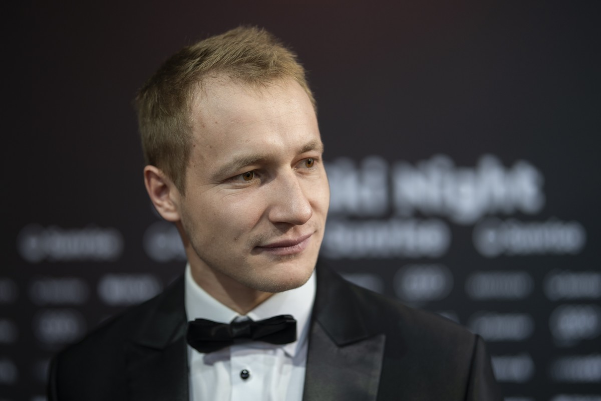 Skirennfahrer Marco Odermatt posiert auf dem roten Teppich an der Swiss-Ski Night am Freitag, 9. Mai 2025 in der Halle 622 in Zuerich. (KEYSTONE/Til Buergy)