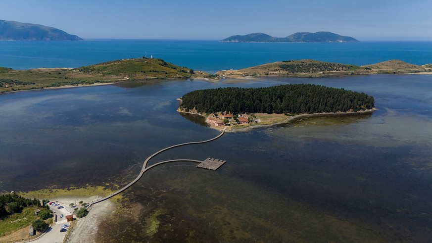 Die Lagune von Narta mit Sazan im Hintergrund.