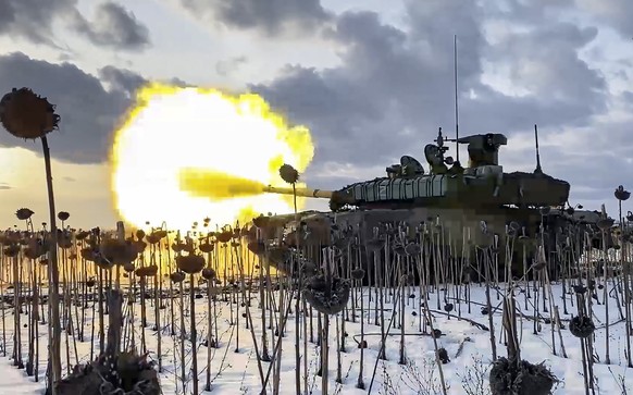 epa10507217 A still taken from a handout video made available 07 March 2023 by the Russian Defence Ministry&#039;s press service shows a Russian T-90 battle tank firing at an undisclosed location the  ...