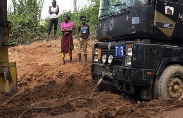 Bei einem Busunfall in Guinea kamen mindestens 24 Studenten ums Leben.