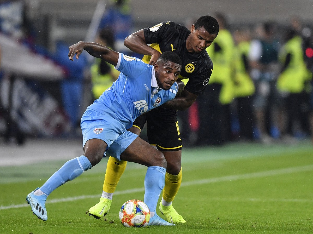 Uerdingen's Franck Evina, left, and Dortmund's Manuel Akanji challenge for the ball during the German soccer cup, DFB Pokal, first Round match between KFC Uerdingen 05 and Borussia Dortmund  ...