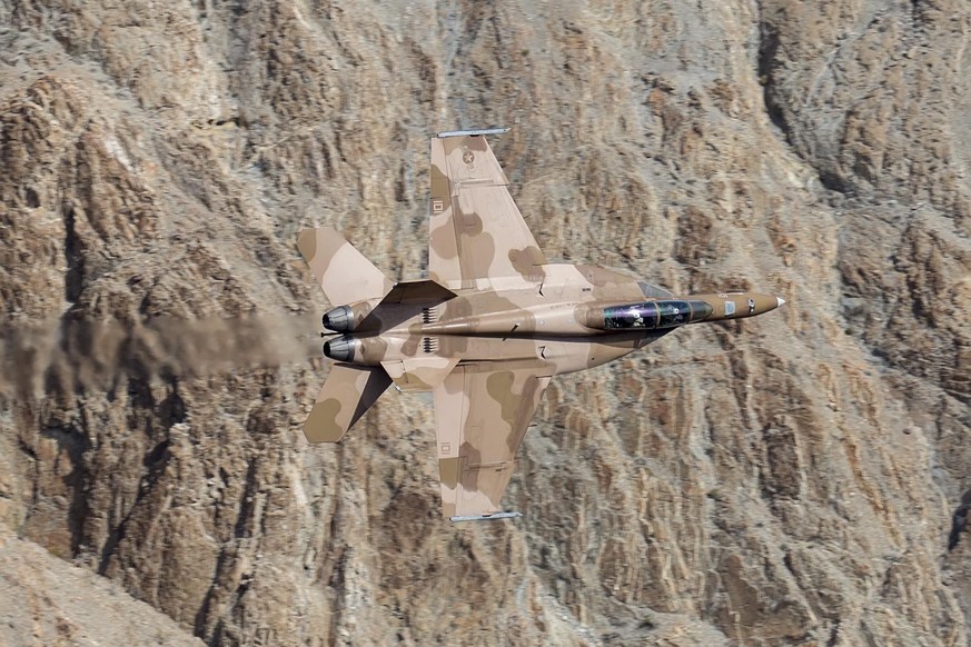 F/A-18 US Navy - wenn Flugzeugtarnung wirklich gut funktioniert. 

https://www.reddit.com/r/MilitaryPorn/comments/6h6lw7/a_us_navy_fa18f_sporting_brown_camo_performs_a/#lightbox