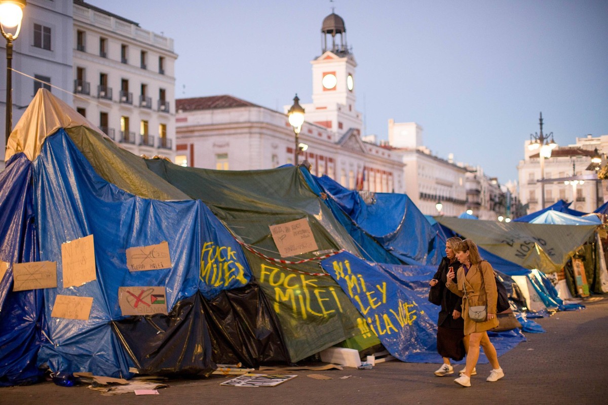 Les tentes s'étirent à perte de vue sur la place.