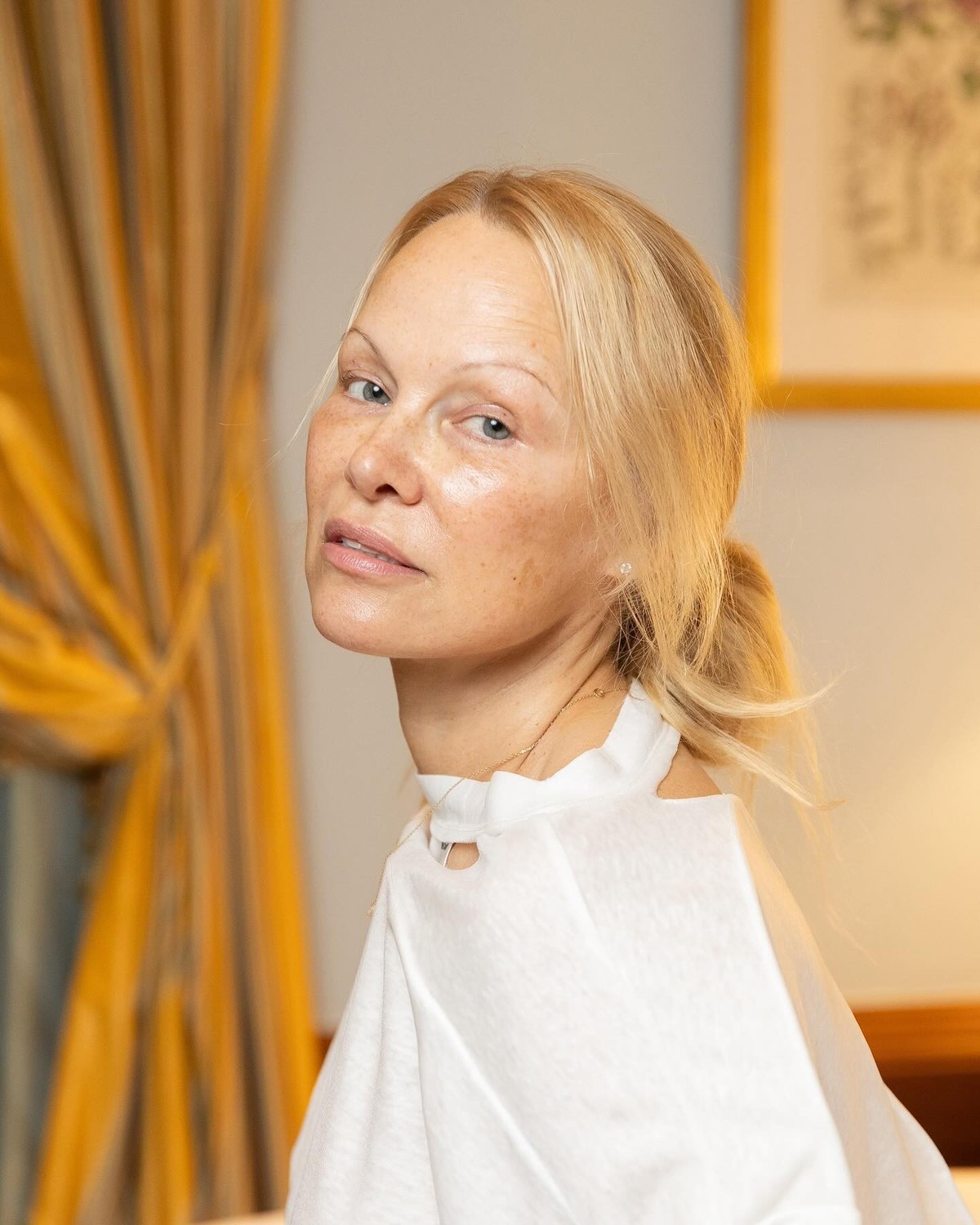 Pamela Anderson est make-up free.
