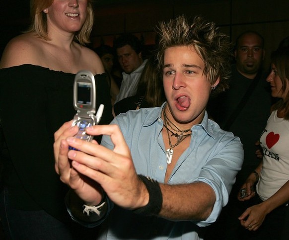 2004 trend selfie from the 2000s