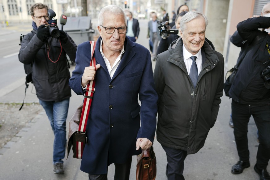 Der ehemalige Raiffeisenchef Pierin Vincenz, links, erscheint mit Anwalt Lorenz Erni zum Raiffeisen-Prozess des Zuercher Bezirksgerichts vor dem Volkshaus, am Dienstag, 25. Januar 2022, in Zuerich. Di ...