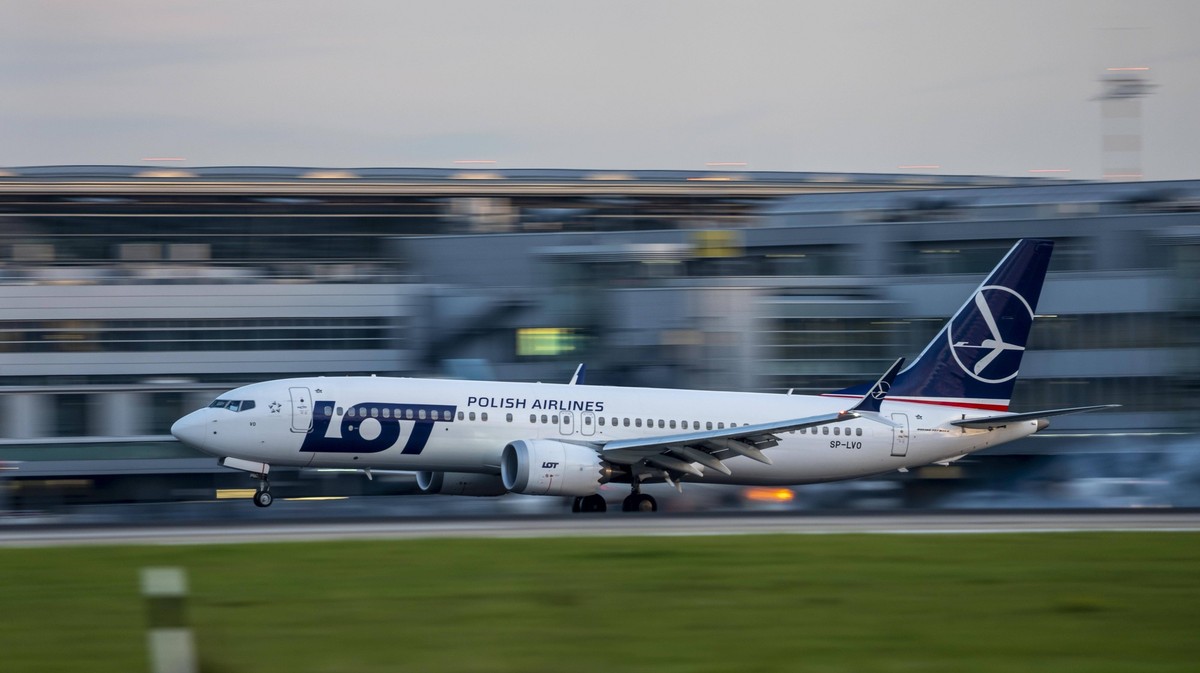 LOT Polish Airlines Boeing 737 MAX 8, landet auf dem Flughafen D�sseldorf, NRW, Deutschland Landung DUS *** LOT Polish Airlines Boeing 737 MAX 8, lands at D�sseldorf Airport, NRW, Germany Landing DUS