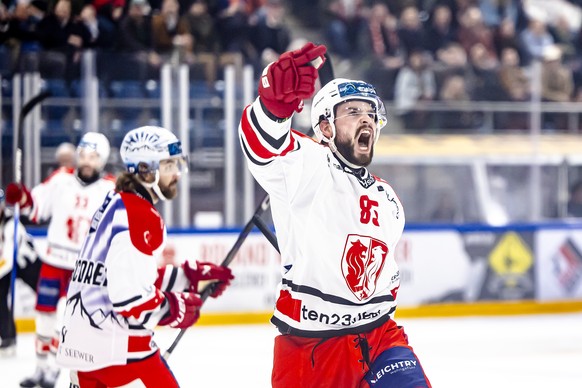Sandro Forrer (EHCV), rechts, jubelt mit Adam Brodecki (EHCV), 2. links, nach seinem Tor zum 2:2 im fuenften Spiel des Playoff-Finals der Eishockey Sky Swiss League zwischen dem EHC Basel und dem EHC  ...