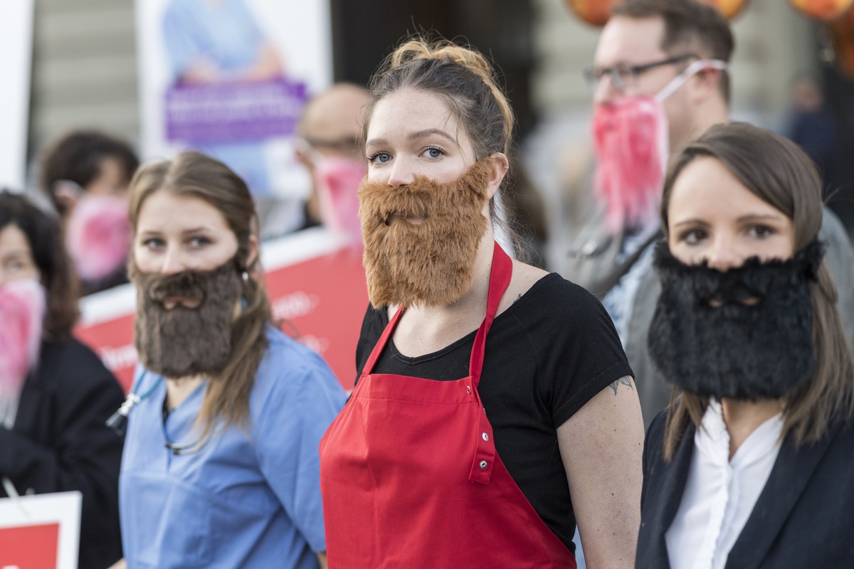 Aktivistinnen der Gewerkschaft UNIA haben sich symbolisch Baerte angeklebt, um ihrer Forderung nach Lohngleichheit zwischen den Geschlechtern Nachdruck zu verleihen, am Rand der Herbstsession der Eidg ...