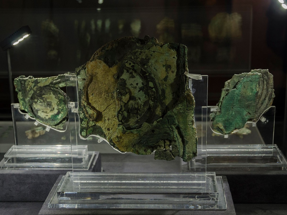 De nos jours, la «machine d’Anticythère» peut être admirée au Musée national archéologique d’Athènes.
https://commons.wikimedia.org/wiki/File:Antikythera_Mechanism_(NAMA)_2017.jpg?uselang=de