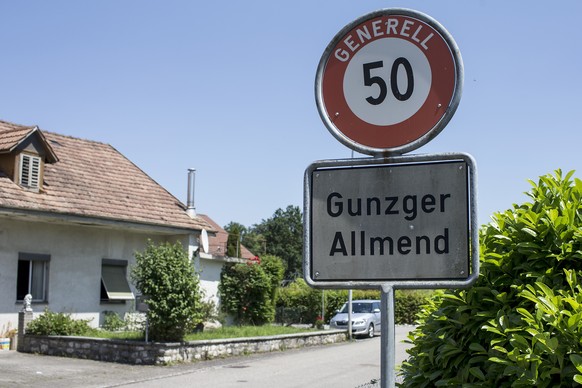 Das Ortsschild &quot;Gunzger Allmend&quot;, in der das Elternhaus des 12-jaehrigen Paul steht, aufgenommen am Freitag, 24. Juni 2016, in Gunzgen SO. Der 12-jaehrige Knabe Paul aus Gunzgen ist seit Sam ...