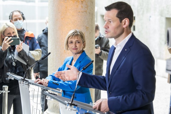 La candidate Fabienne Fischer, gauche, (Les Verts) et le candidat Pierre Maudet, droite, (Libertes et Justice Sociale) s&#039;exprime a l&#039;occasion des resultats au premier tour de l&#039;election ...