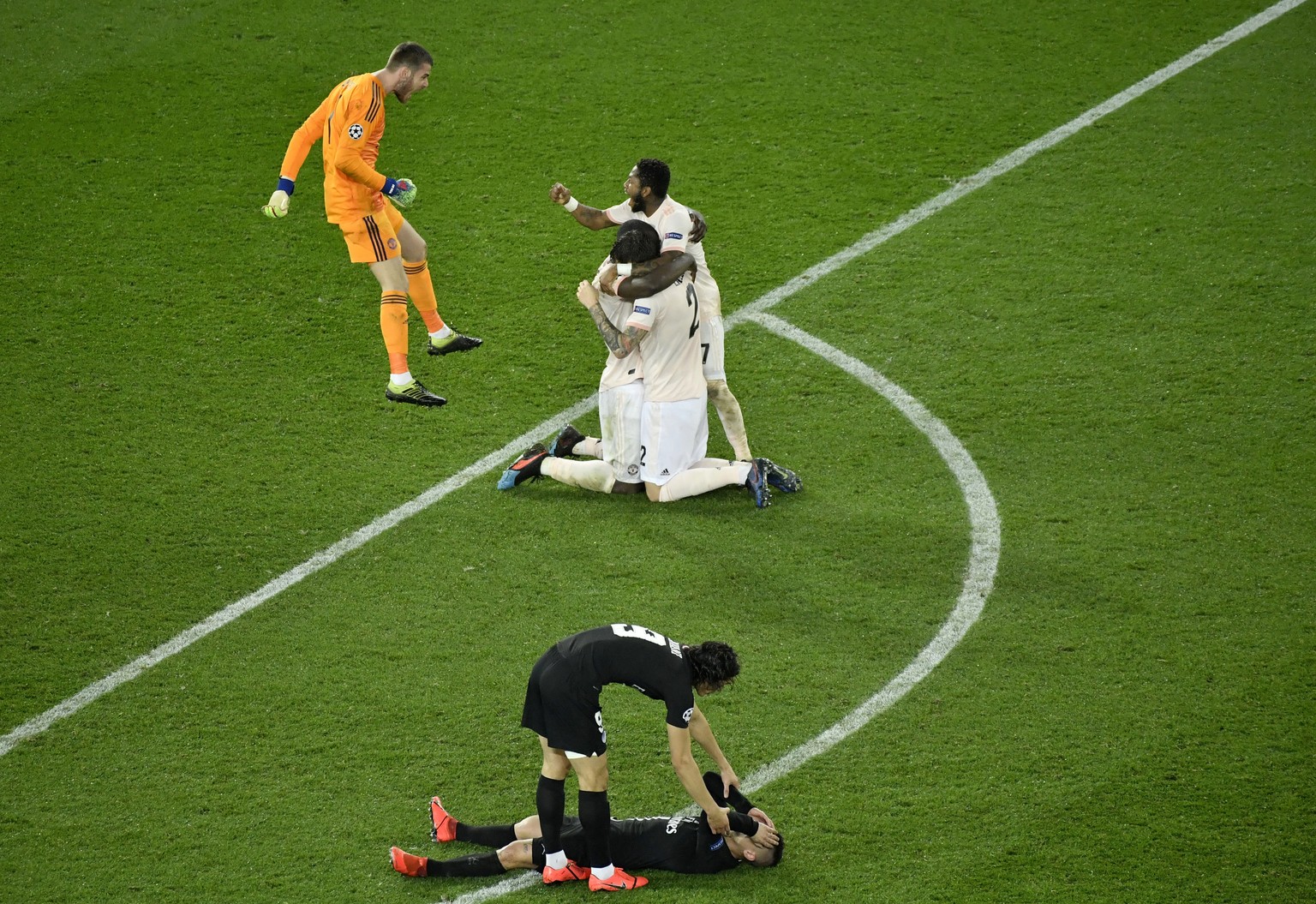 epaselect epa07418312 Manchester&#039;s goalkeeper David de Gea (L) celebrates with teammates during the UEFA Champions League round of 16 second leg soccer match between PSG and Manchester United at  ...