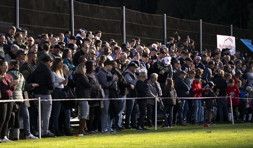 FC Aemme Fans applaudieren am Ende der ersten Halbzeit, im Fussball Schweizer Cup, Runde 2, zwischen dem FC Aemme und dem FC Lausanne-Sport, LS, auf dem Sportplatz Tannschachen in Zollbrueck, am Samst ...