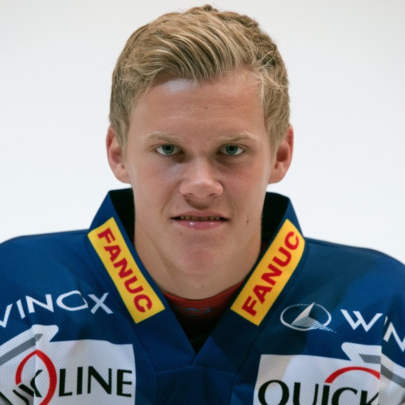 EHC Biels Nikolaj Ehlers waehrend dem offiziellen Fototermin fuer die Saison 2012/13 am Mittwoch, 15. August 2012 im Eisstadion in Biel. (KEYSTONE/Lukas Lehmann)
