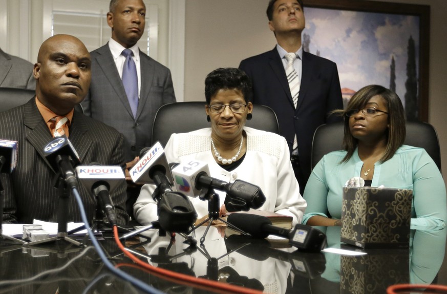 Geneva Reed-Veal (mitte), Mutter von Sandra Bland, mit ihren Kindern und Anwälten.