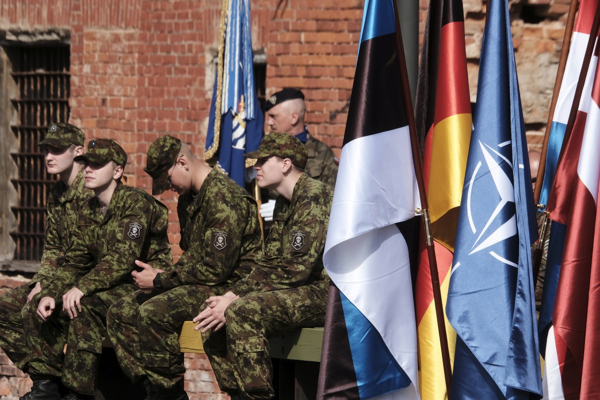 epaselect epa13074734 Servicemen attend a military ceremony in the Estonian-Latvian border town of Valga/Valka, 30 June 2026. During the ceremony, the Munster-based 1 German-Netherlands Corps (1GNC) a ...