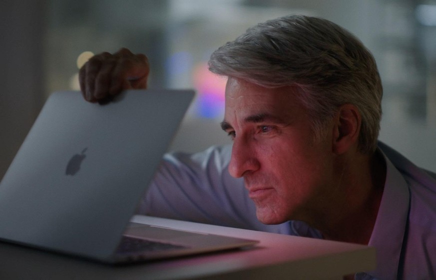 Apples Softwarechef Craig Federighi (51) arbeitete in jungen Jahren bei Steve Jobs’ Firma NeXT Computer. Daraus gingen alle heutigen Apple-Betriebssysteme hervor. Falls du seinen Auftritt im Video zum ...