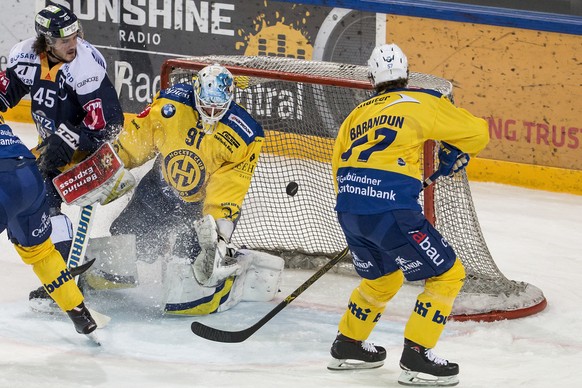 Zugs Dennis Everberg, Davos&#039;Goalie Gilles Senn und Davos&#039; Davyd Barandun, von links, im Eishockey Meisterschaftsspiel der National League zwischen dem EV Zug und dem HC Davos am Samstag, 8.  ...