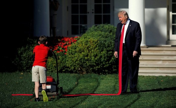 Elfjähriger mäht für Trump den Rasen des Weissen Hauses
:D