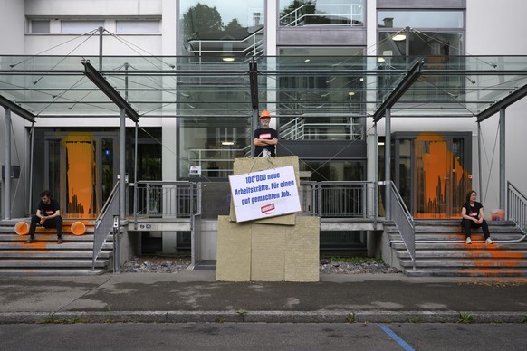 Sympathisanten von Renovate Switzerland nach dem werfen Farbe auf das Staatssekretariat fuer Bildung, Forschung und Innovation haben, am Freitag, 1. Juli 2022, in Bern. Zwei Tage nachdem Bundesrat Guy ...