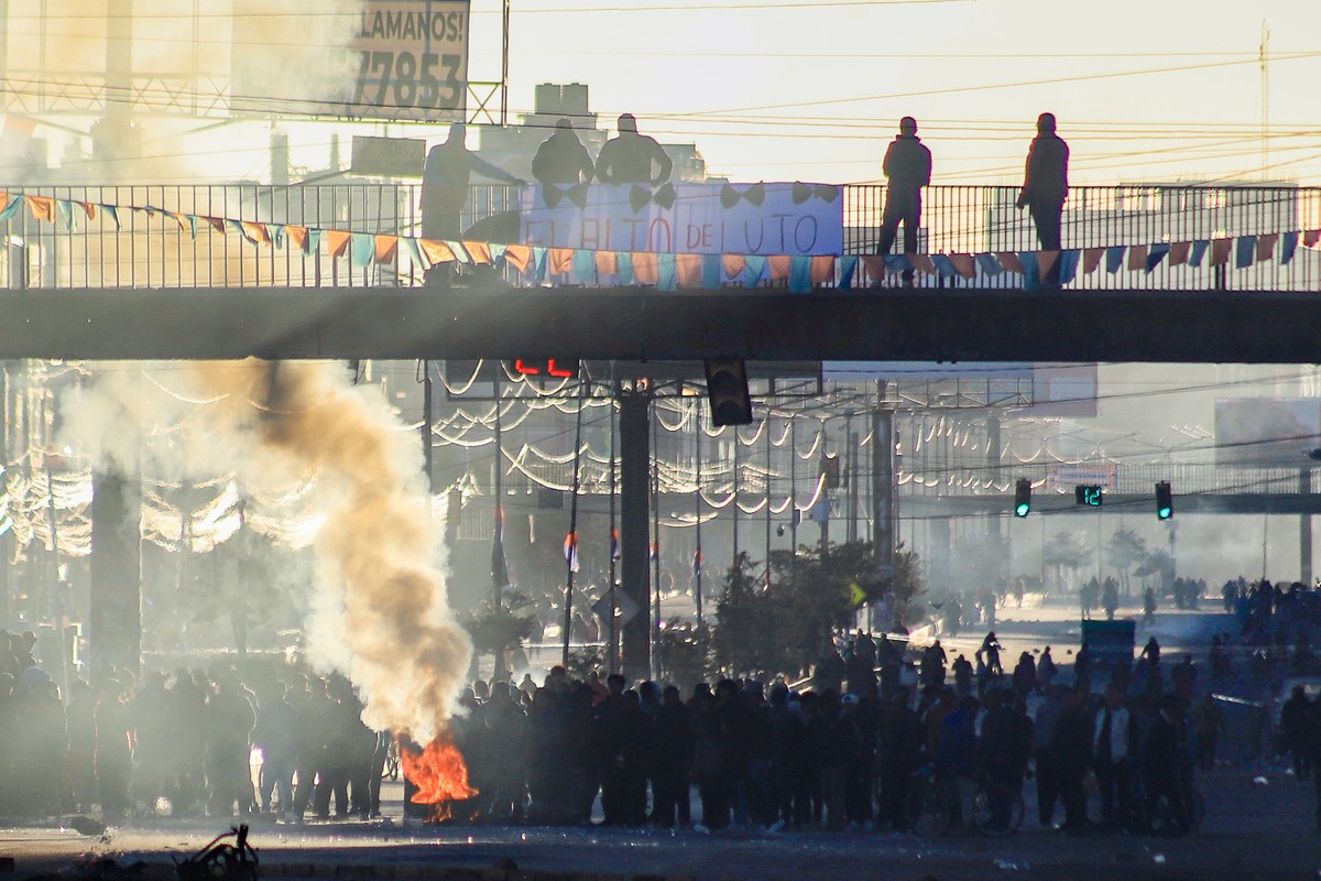 epaselect epa12966350 People block an avenue in El Alto, Bolivia, 16 May 2026. After thirteen hours of dismantling barricades installed by Aymara farmers protesting the resignation of Bolivian Preside ...