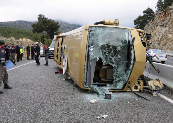 11. April 2012: Im Süden der Türkei zwischen Korkuteli und Antalya sind bei einem Reisebusunfall ein Schweizer getötet und 20 weitere verletzt worden.
